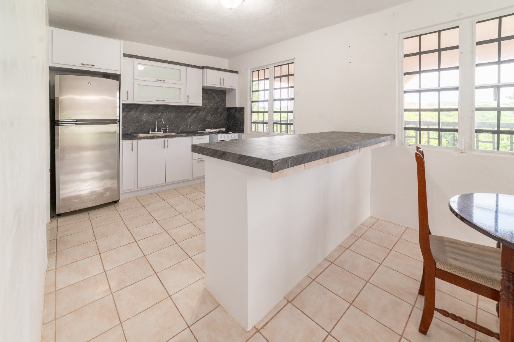 Cocina con isla de granito